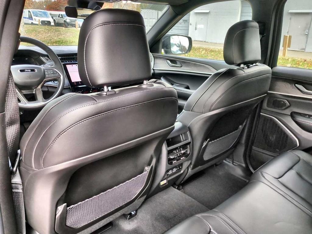 new 2025 Jeep Grand Cherokee car, priced at $40,992