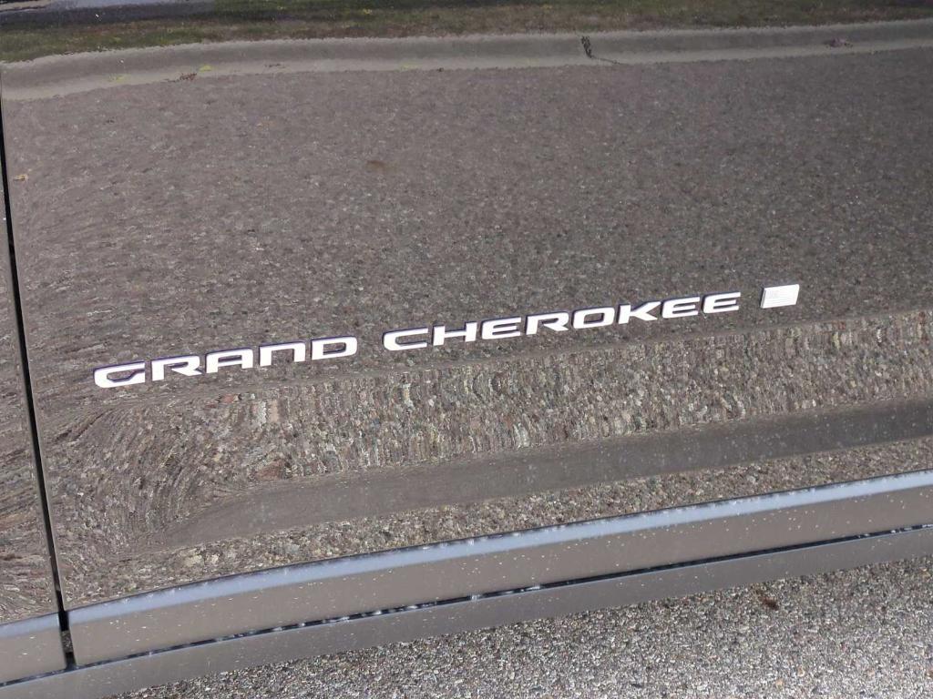 new 2025 Jeep Grand Cherokee car, priced at $40,992