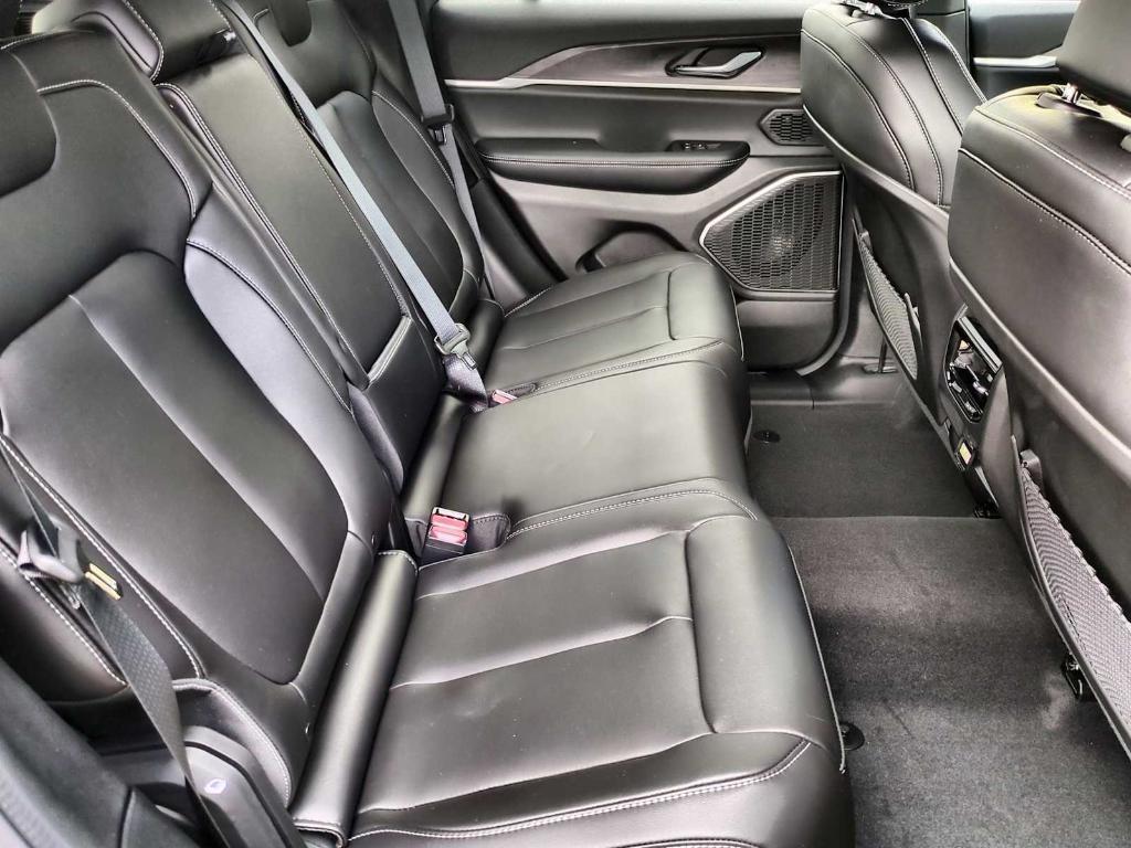 new 2025 Jeep Grand Cherokee car, priced at $40,992