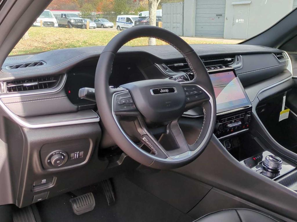 new 2025 Jeep Grand Cherokee car, priced at $40,992