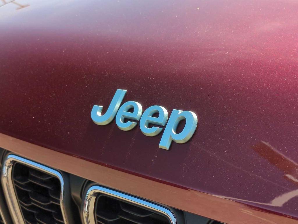 new 2025 Jeep Grand Cherokee car, priced at $38,425