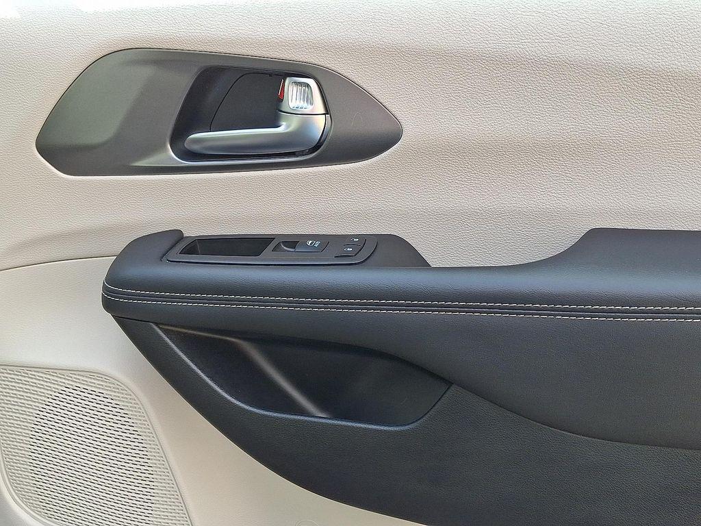 used 2023 Chrysler Pacifica car, priced at $29,598