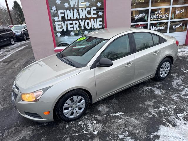 used 2014 Chevrolet Cruze car, priced at $9,000