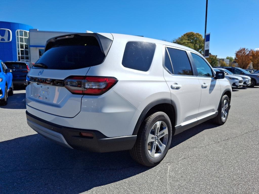 new 2025 Honda Pilot car, priced at $46,299