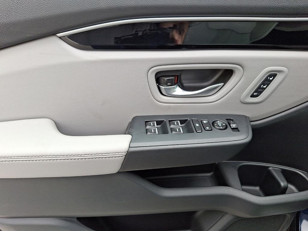 new 2025 Honda Pilot car, priced at $45,872