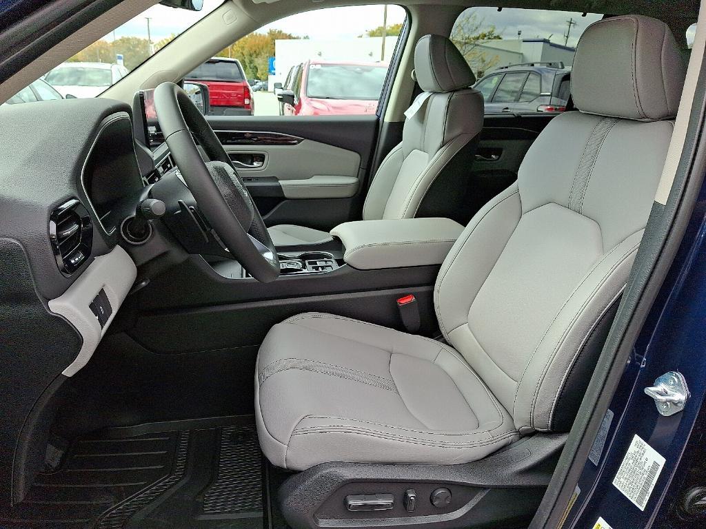 new 2025 Honda Pilot car, priced at $45,872