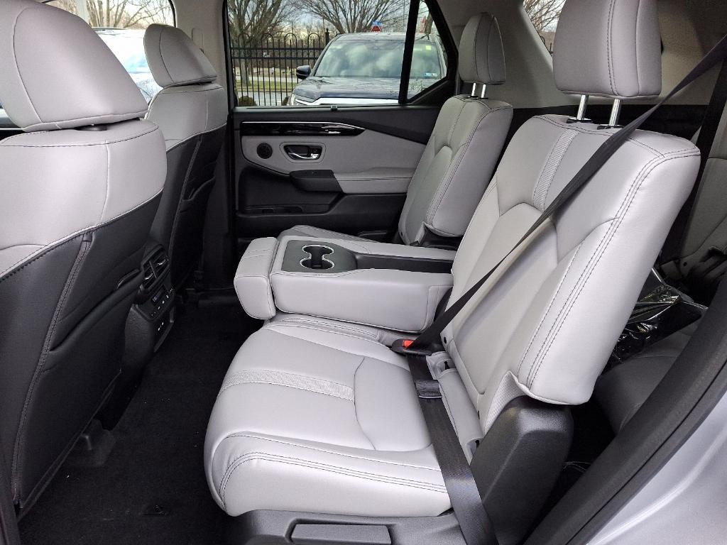 new 2025 Honda Pilot car, priced at $46,687