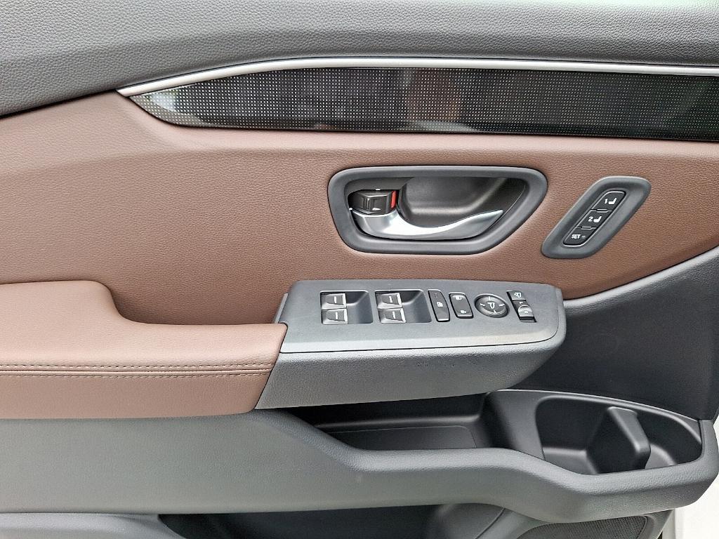new 2025 Honda Pilot car, priced at $51,661