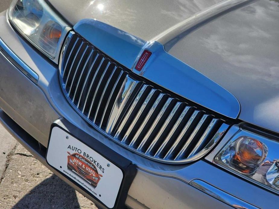 used 2002 Lincoln Town Car car, priced at $7,200