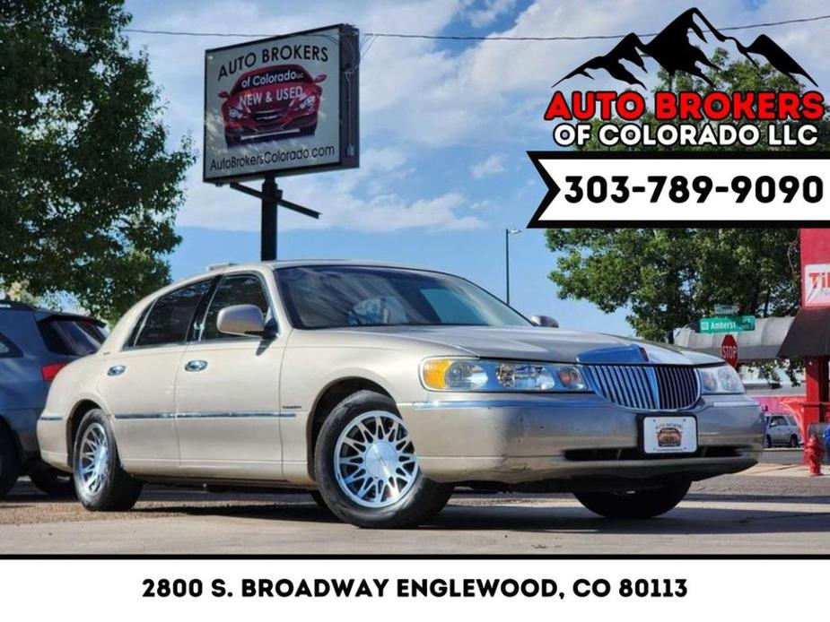 used 2002 Lincoln Town Car car, priced at $7,200