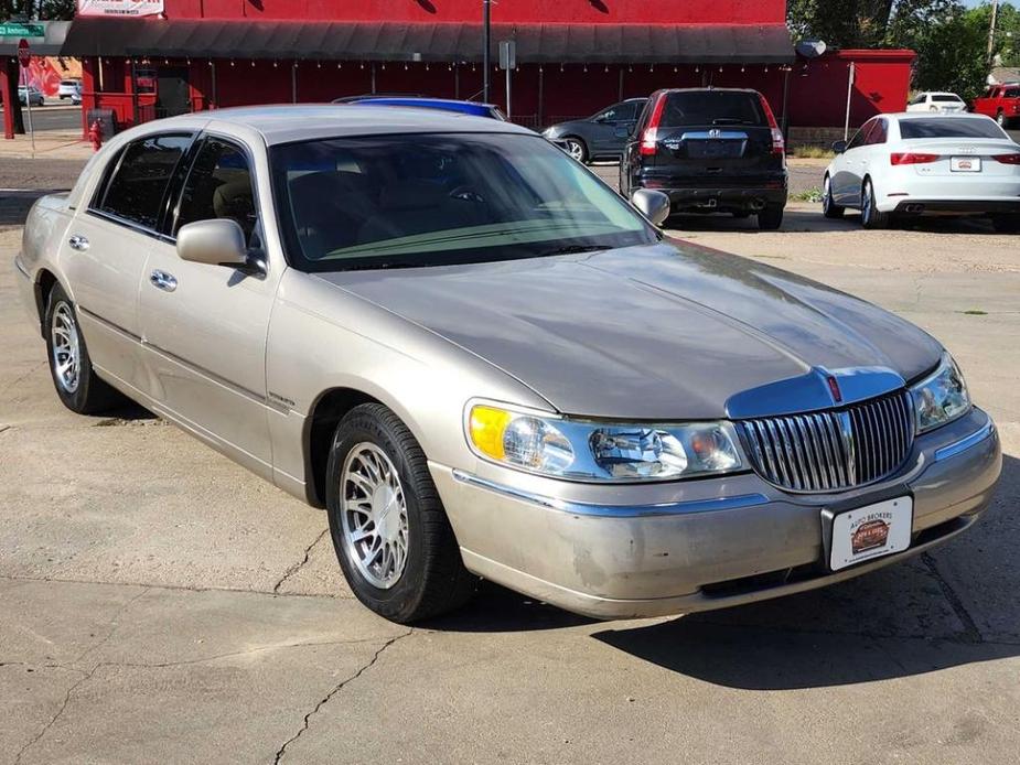 used 2002 Lincoln Town Car car, priced at $7,200