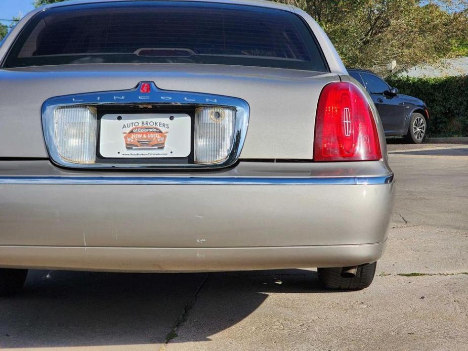 used 2002 Lincoln Town Car car, priced at $7,200