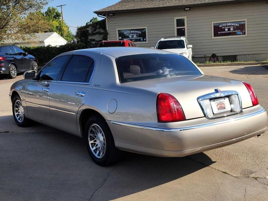 used 2002 Lincoln Town Car car, priced at $7,200