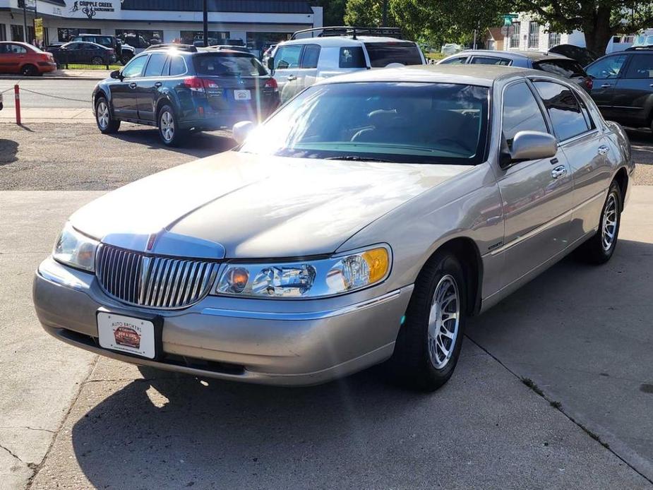 used 2002 Lincoln Town Car car, priced at $7,200