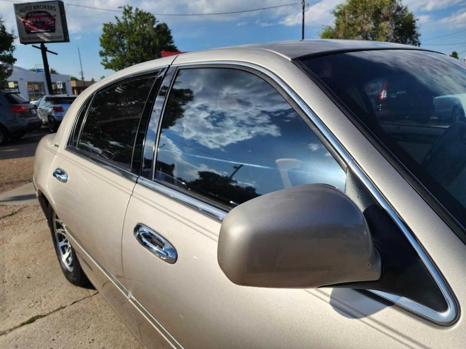 used 2002 Lincoln Town Car car, priced at $7,200