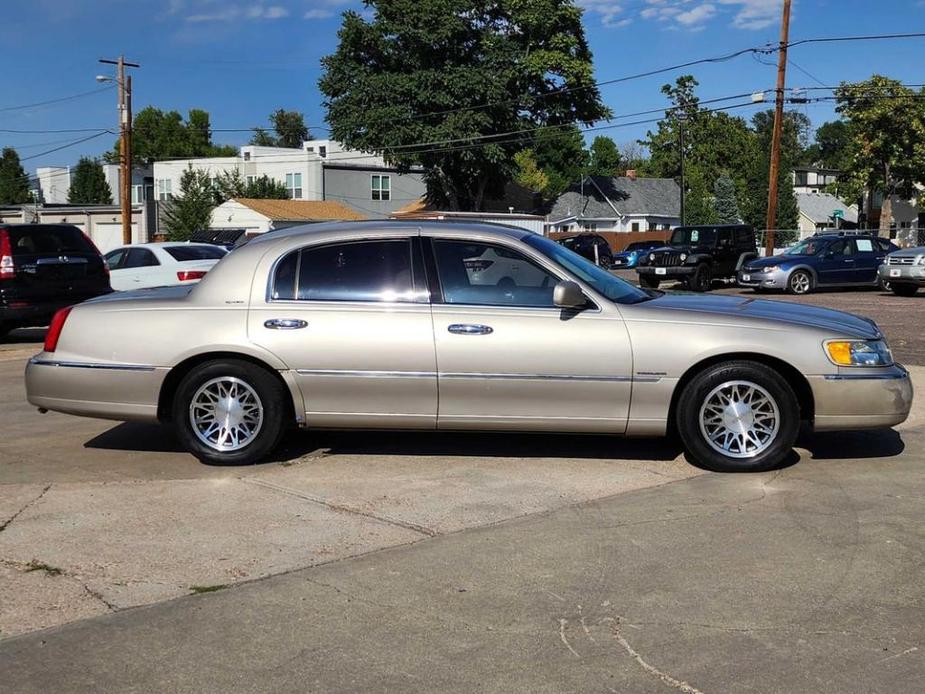 used 2002 Lincoln Town Car car, priced at $7,200