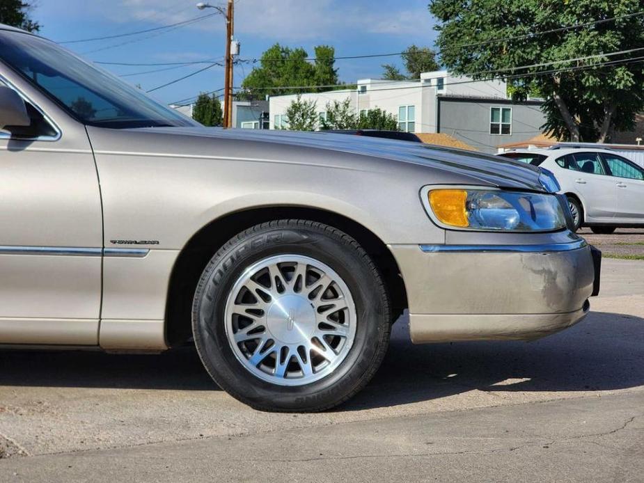 used 2002 Lincoln Town Car car, priced at $7,200