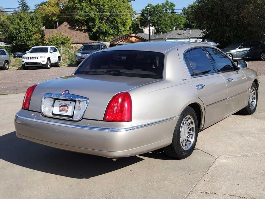 used 2002 Lincoln Town Car car, priced at $7,200