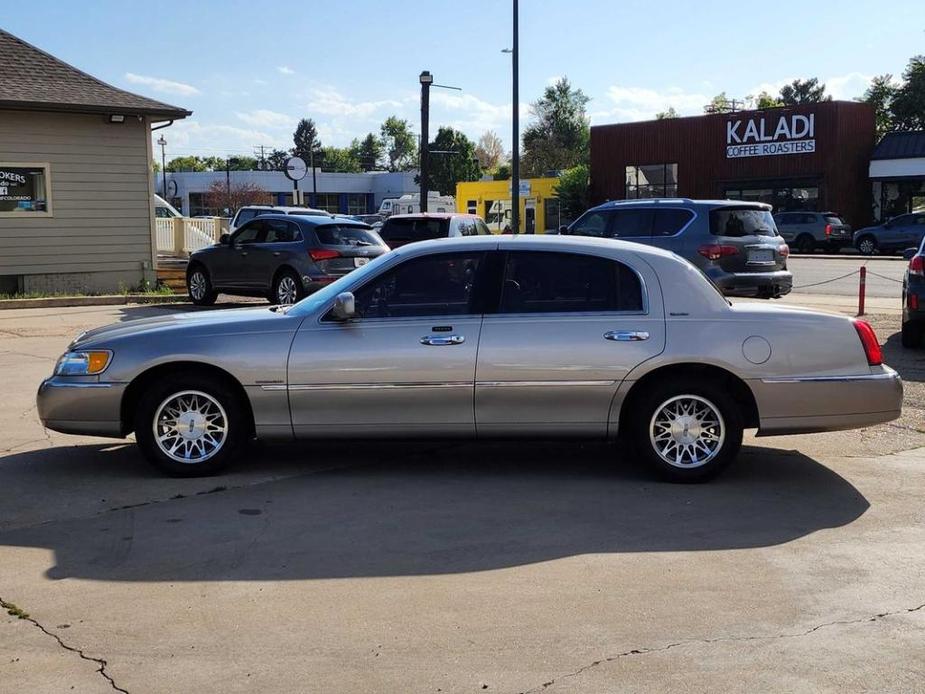 used 2002 Lincoln Town Car car, priced at $7,200