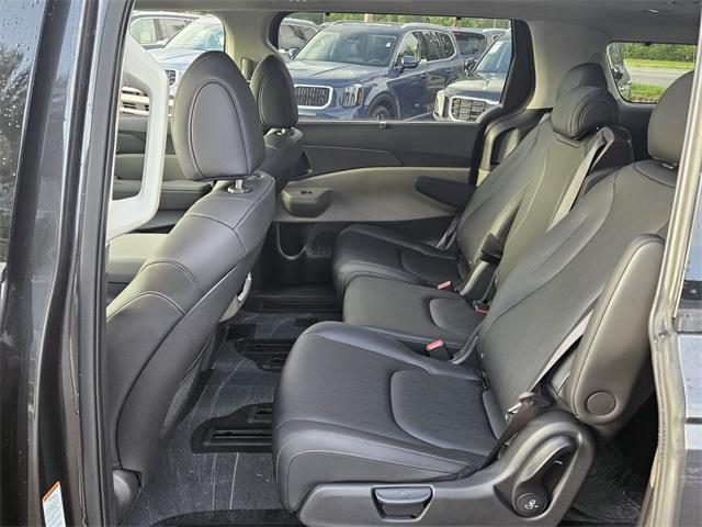 new 2025 Kia Carnival Hybrid car, priced at $50,235