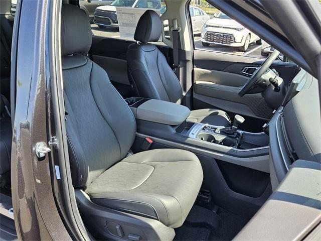 new 2025 Kia Carnival car, priced at $43,335