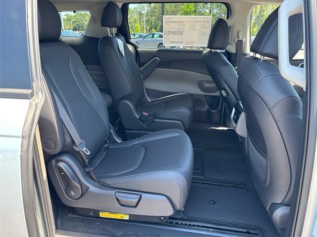 new 2025 Kia Carnival Hybrid car, priced at $45,335