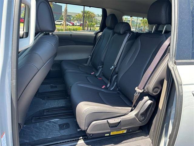 new 2025 Kia Carnival Hybrid car, priced at $45,680