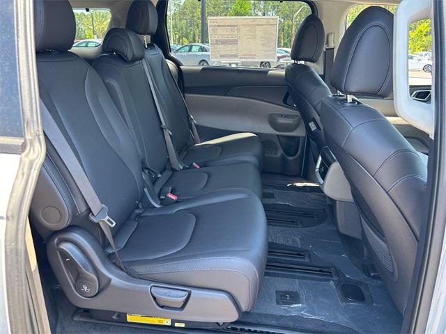 new 2025 Kia Carnival Hybrid car, priced at $45,680