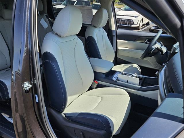 new 2025 Kia Carnival Hybrid car, priced at $54,630