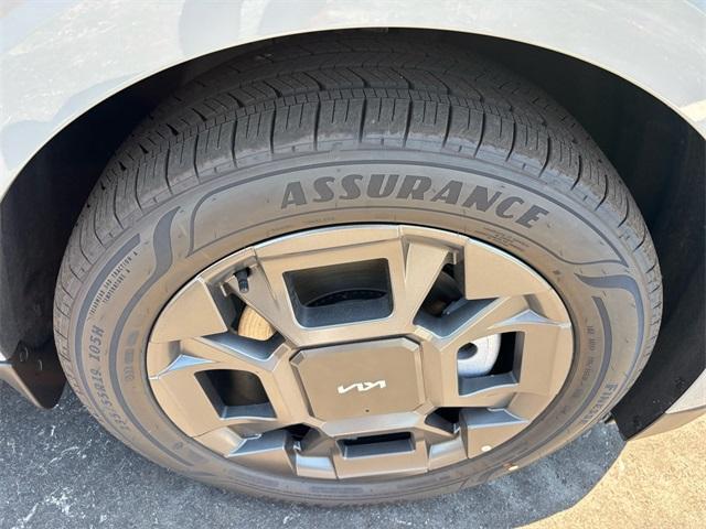 new 2025 Kia Carnival Hybrid car, priced at $45,680