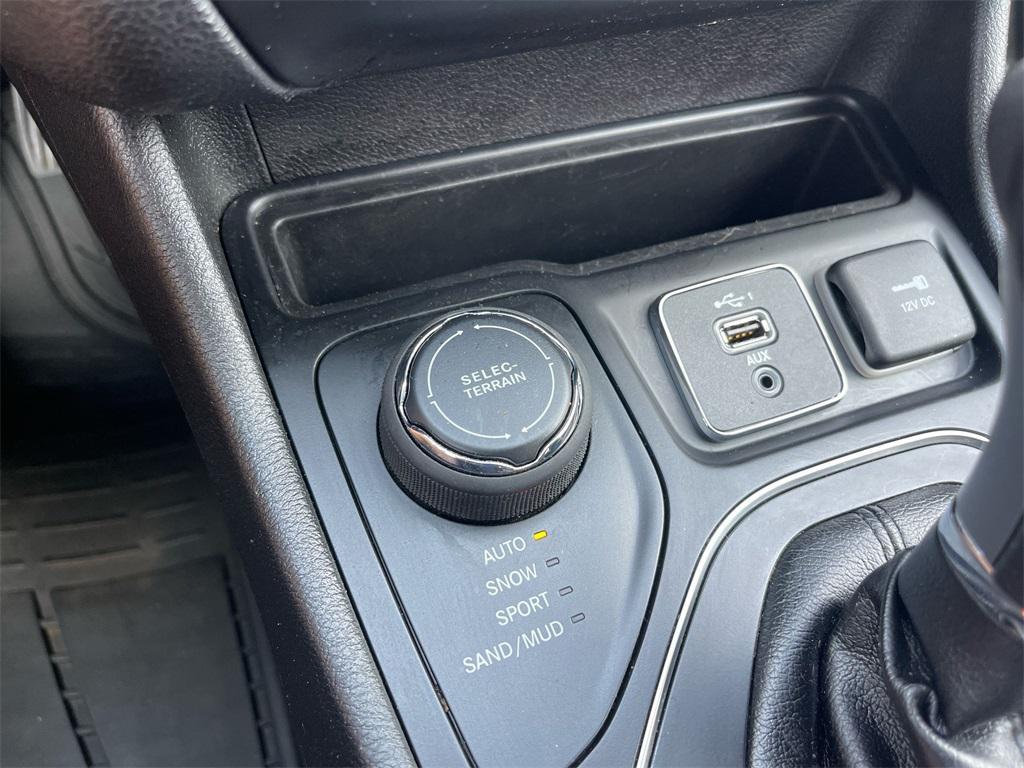 used 2019 Jeep Cherokee car, priced at $15,998