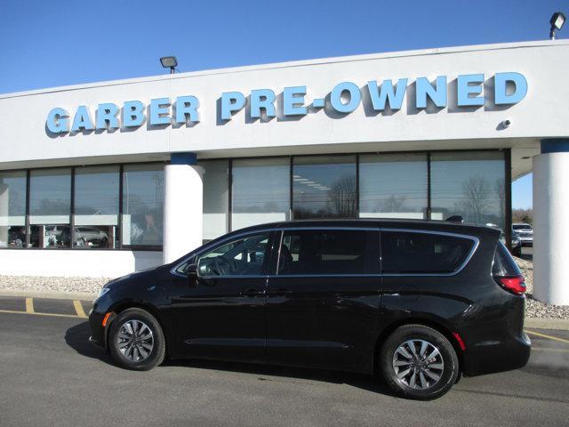 used 2023 Chrysler Pacifica Hybrid car, priced at $26,557