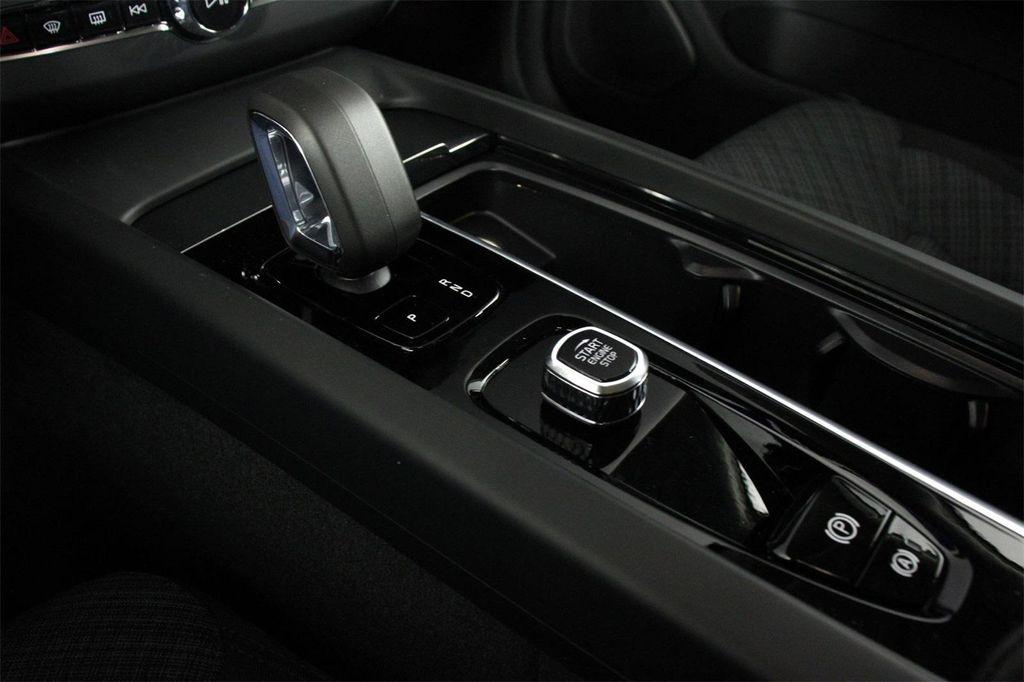 new 2025 Volvo XC60 car, priced at $40,890
