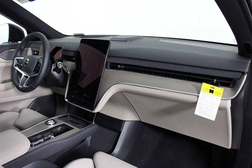 new 2025 Volvo EX90 car, priced at $81,290