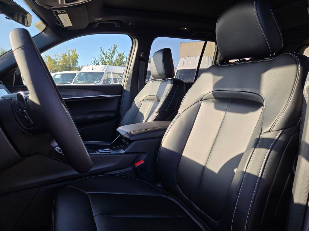 new 2025 Jeep Grand Cherokee car, priced at $49,995