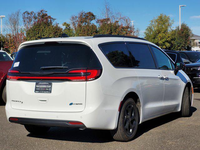 new 2025 Chrysler Pacifica Hybrid car, priced at $43,995