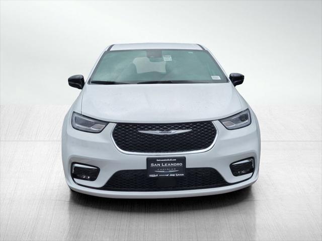 new 2025 Chrysler Pacifica car, priced at $42,426