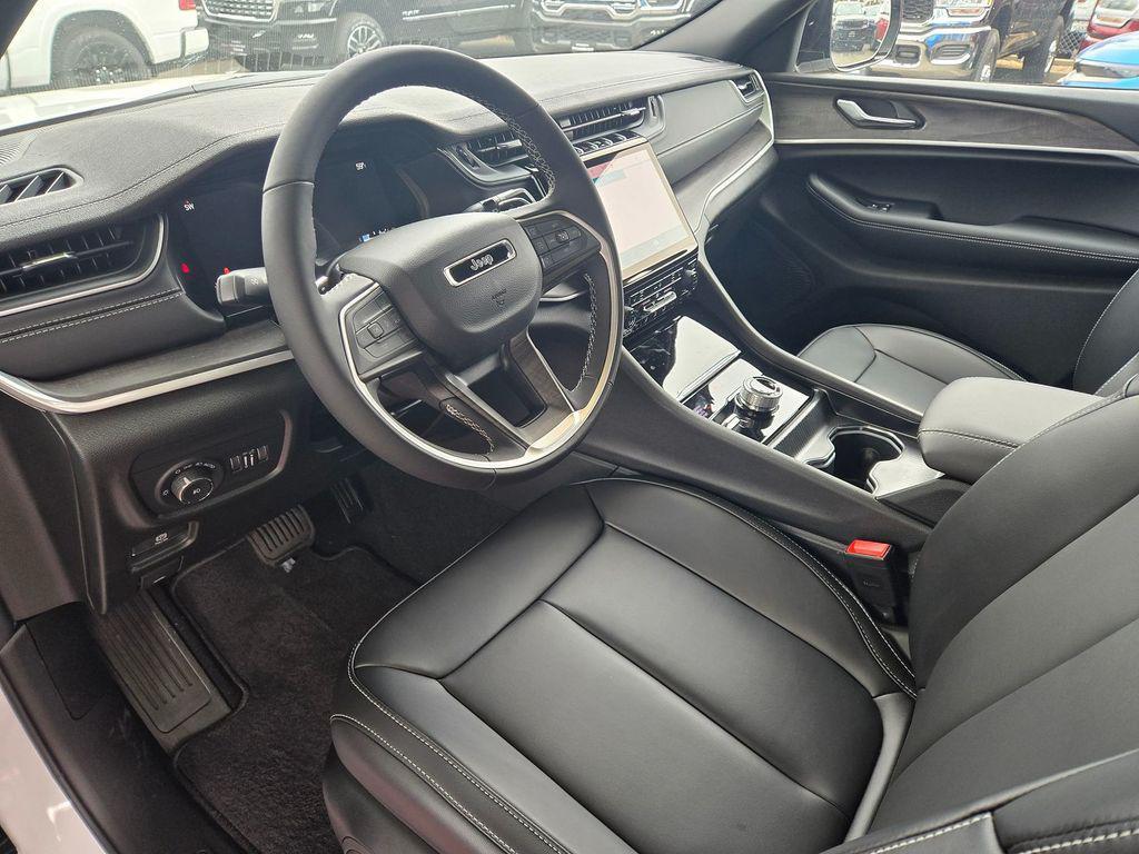 new 2025 Jeep Grand Cherokee car, priced at $42,995