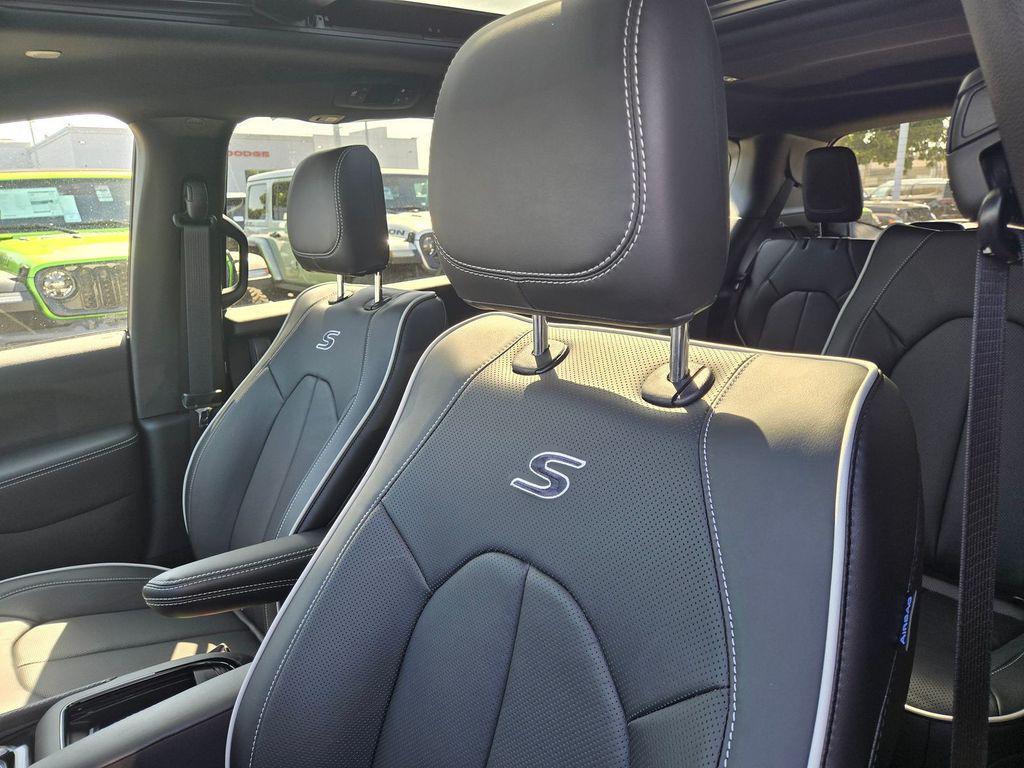 new 2025 Chrysler Pacifica Hybrid car, priced at $45,929