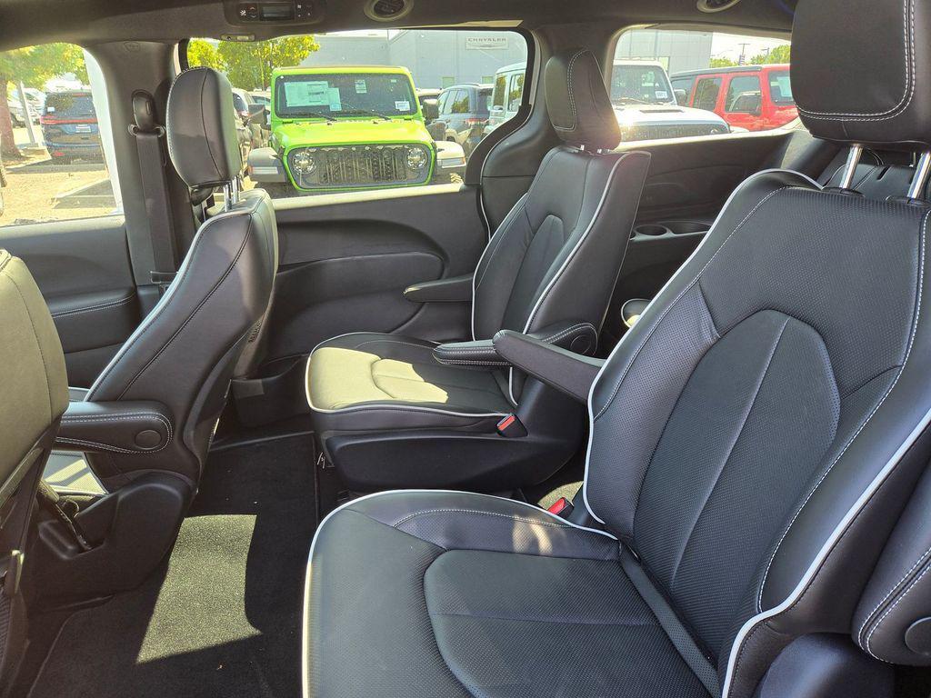 new 2025 Chrysler Pacifica Hybrid car, priced at $45,929