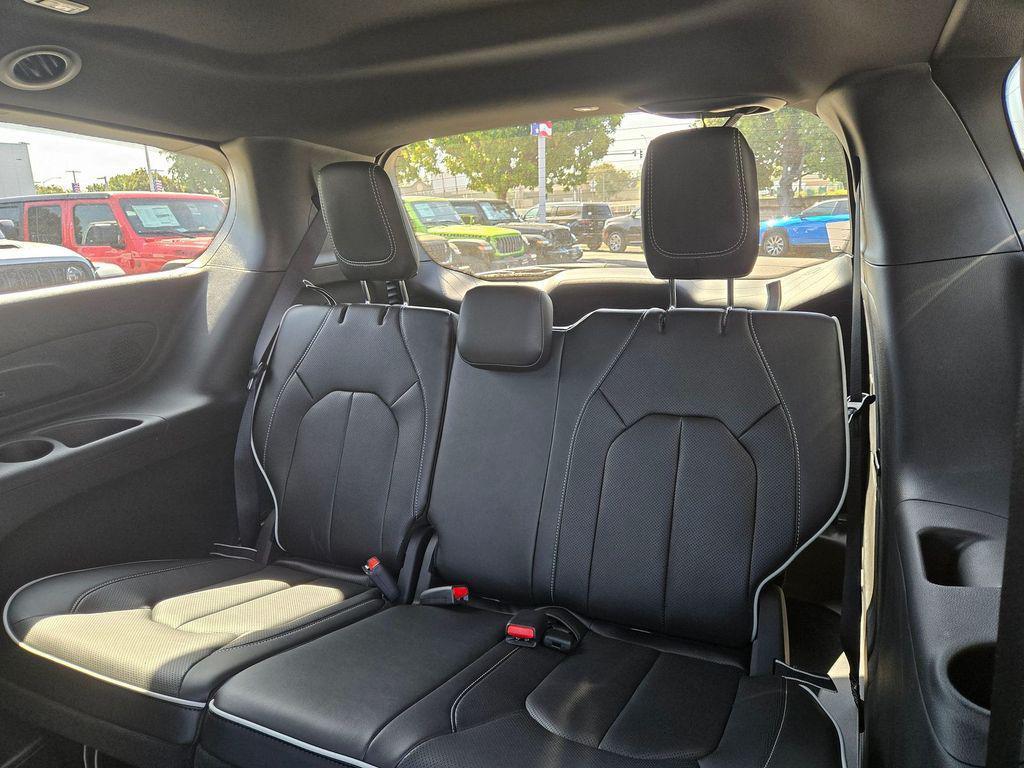 new 2025 Chrysler Pacifica Hybrid car, priced at $45,929