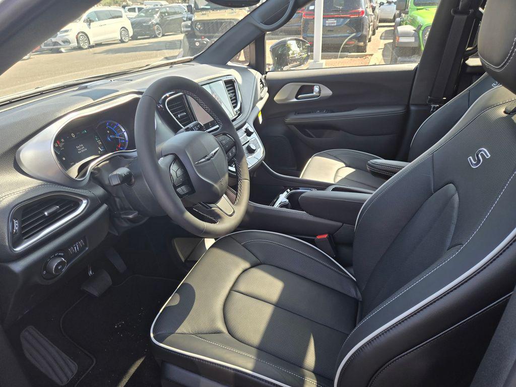 new 2025 Chrysler Pacifica Hybrid car, priced at $45,929