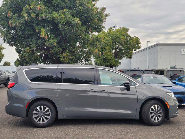 new 2025 Chrysler Pacifica Hybrid car, priced at $38,995