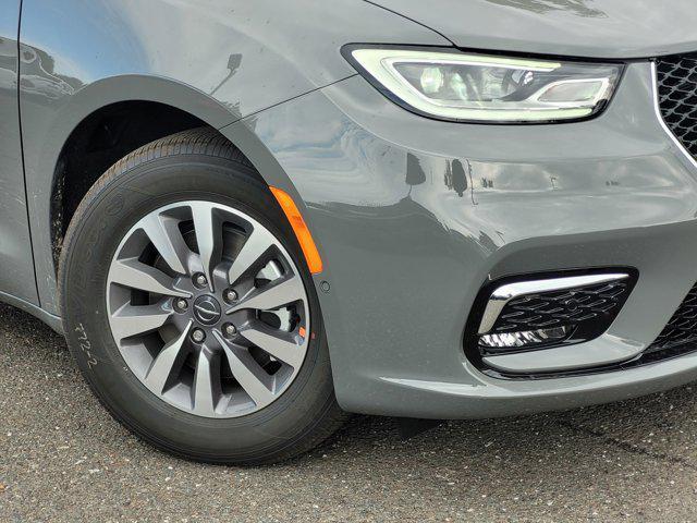 new 2025 Chrysler Pacifica Hybrid car, priced at $38,995