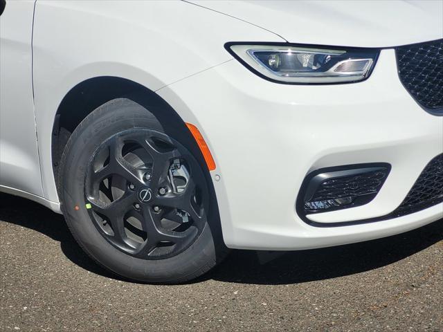 new 2025 Chrysler Pacifica Hybrid car, priced at $43,995