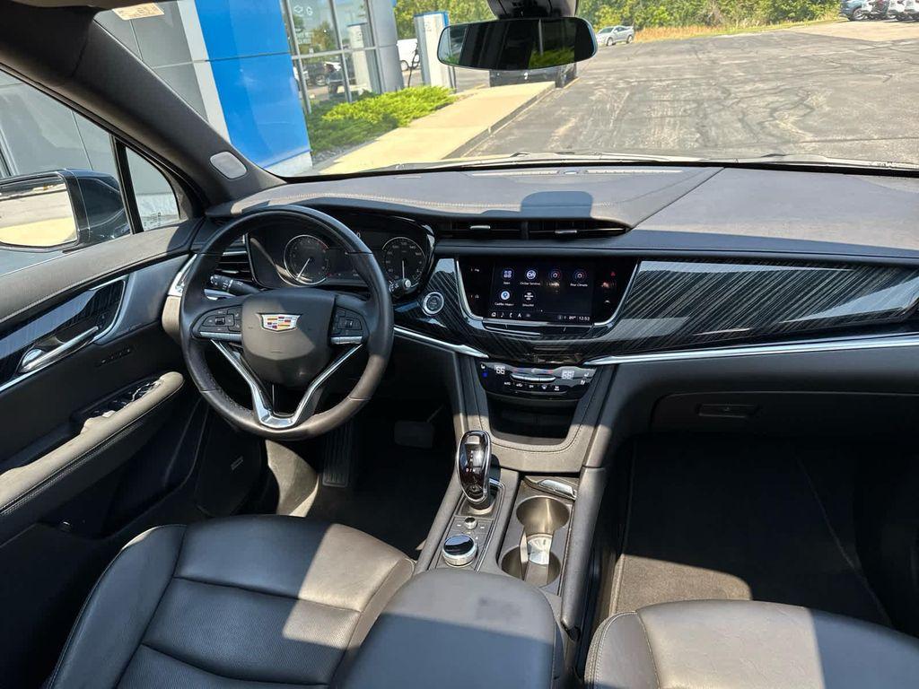 used 2025 Cadillac XT6 car, priced at $51,900