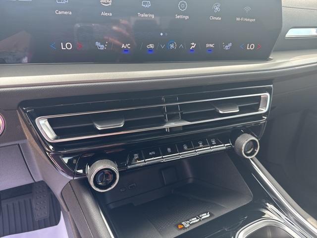 new 2025 Chevrolet Traverse car