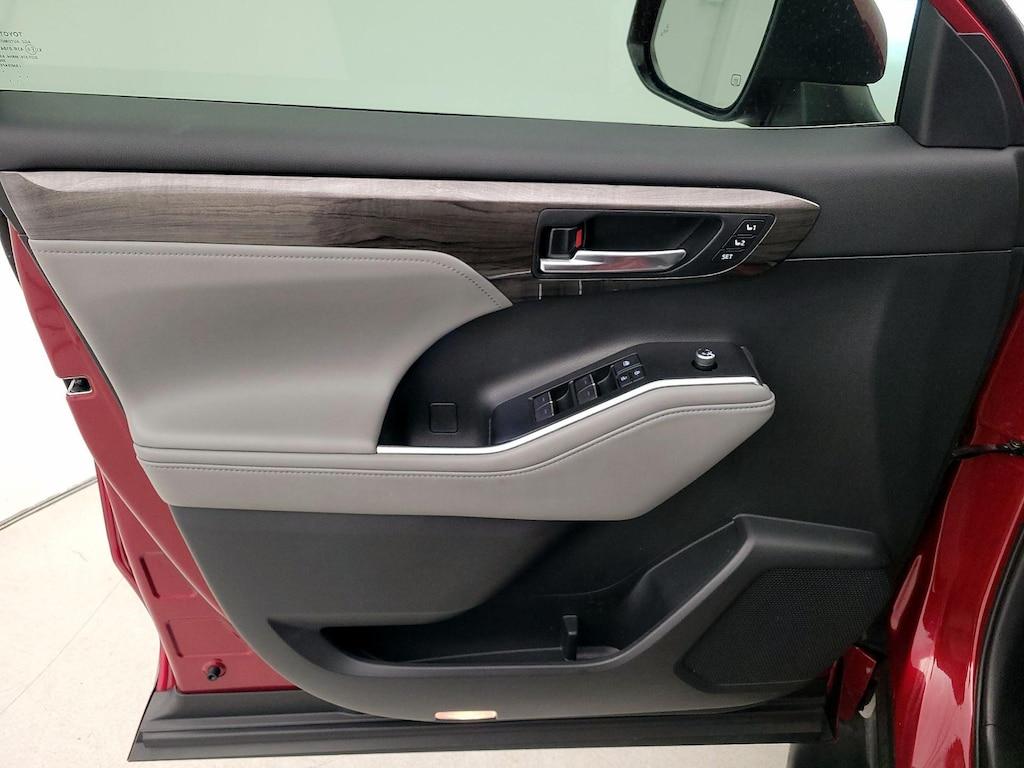 used 2020 Toyota Highlander Hybrid car, priced at $34,998