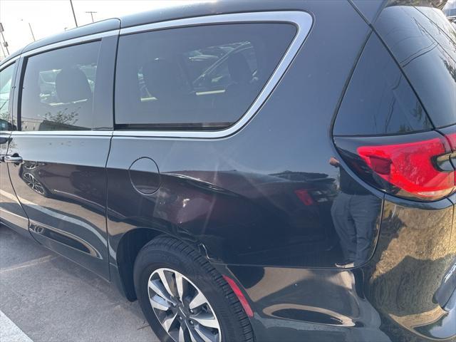 used 2024 Chrysler Pacifica Hybrid car, priced at $31,000