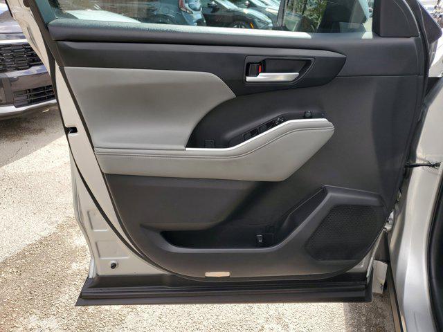 used 2023 Toyota Highlander car, priced at $31,621